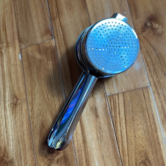 Metal potato ricer masher. Easy squeeze handle, easy clean and dishwasher safe - Picture 6 of 6